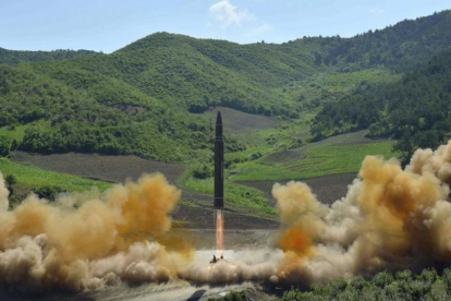 Lanzamiento del misil intercontinental a cargo de Corea del Norte, en una imagen distribuida por Pionyang, el 4 de julio-KCNA / AP