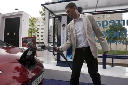 Un conductor carga su coche eléctrico en un punto de recarga de Barcelona.-DANNY CAMINAL