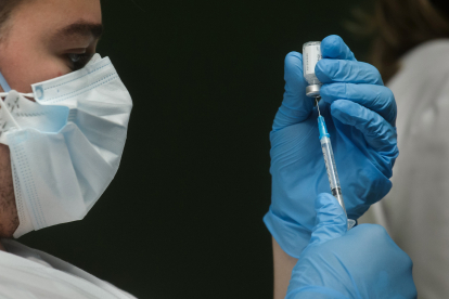 Extracción de la vacuna de un vial. ICAL