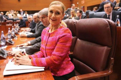 Cristina Cifuentes, en la Asamblea de Madrid, en pleno escándalo por su máster fantasma.-JUAN MANUEL PRATS