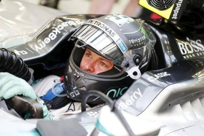 Rosberg, montado en su monoplaza durante los ensayos de este viernes en Bahréin.-Foto:   ACTION IMAGES / HOCH ZWEI