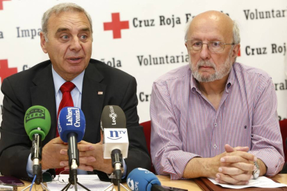 El presidente provincial de Cruz Roja en León, José Ignacio de Luis Páez (I), y el presidente de SECOT, Roberto Escudero (D), presentan un proyecto de apoyo a emprendedores-Ical