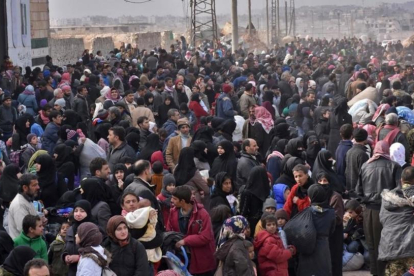 Miles de habitantes huyen de Alepo.-GEORGE OURFALIAN / AFP