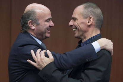 Guindos pone su brazo por encima de Varoufakis.-Foto: YVES HERMAN / REUTERS