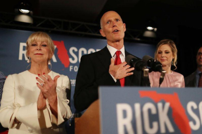 El Gobernador de Florida, Rick Scott, habla junto a su esposa, Ann Scott, y su hija, Alison Guimard.-GETTY IMAGES NORTH AMERICA