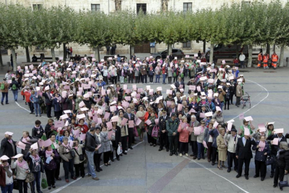 Cerca de 500 mujeres formaron un gran lazo rosa en la plaza Mayor de El Burgo de Osma.-L.A.T.