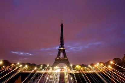 La Toerre Eiffel.-Foto: EFE / OLIVER WEIKEN