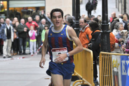 Daniel Mateo se adjudicó la carrera popular Abel Antón. / VALENTÍN GUISANDE-