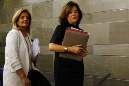 La vicepresidenta del Gobierno en funciones, Soraya Sáenz de Santamaría, y la titular de Empleo, Fátima Báñez, en la rueda de prensa posterior al Consejo de Ministros.-AGUSTÍN CATALÁN