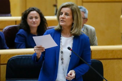 La ministra de Empleo, Fátima Báñez, en el Senado.-EFE / JUANJO MARTÍN