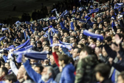 Aficionados del Real Oviedo en un partido en el Carlos Tartiere.-LA NUEVA ESPAÑA