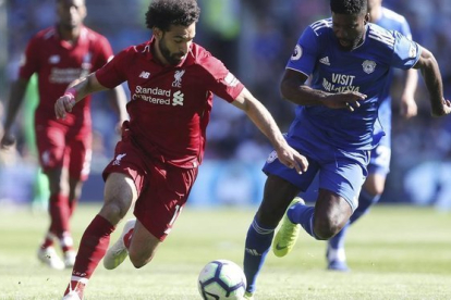Salah y Manga batallan por el balón en el Cardiff-Liverpool.-