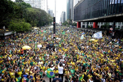Cientos de personas participan durante una manifestacion en contra el Partido de los Trabajadores y su candidato presidencial Fernando Haddad y a favor de su adversario en las elecciones presidenciales, el ultraderechista Jair Bolsonaro.-EFE