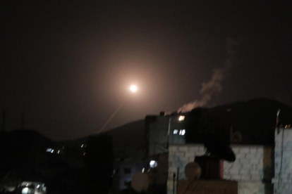 Misil lanzado desde la defensa siria responde en Damasco el ataque de EEUU, Reino Unido y Francia.-EFE