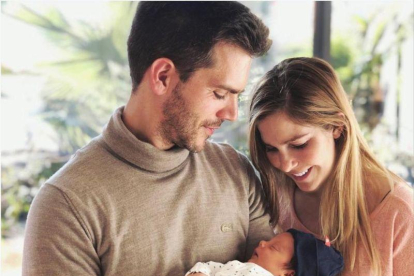 Natalia Sánchez y Marc Clotet comparten la primera foto de familia con su hija.-INSTAGRAM