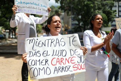 Cientos de trabajadores venezolanos protestaron contra las medidas economicas aplicadas por el jefe de Estado Nicolas Maduro.-CRISTIAN HERNANDEZ (EFE)