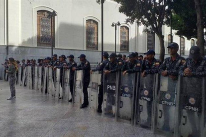Policías impiden el acceso al Parlamento de Venezuela.-EP