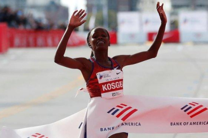 Brigid Kosgei atraviesa la meta en Chicago (EEUU) con un nuevo récord del mundo.-