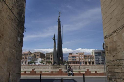 El monumento franquista del Ebre, en Tortosa, inaugurado en 1966.-JOAN REVILLAS