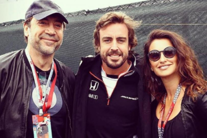 Fernando Alonso, entre Javier Bardem y Penélope Cruza poco antes del Gran Premio de Canadá que se ha disputado este domingo.-INSTAGRAM