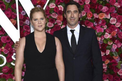 Amy Shumer y su marido, el cocinero Chris Fischer posan en la alfombra roja de los premios Tony en Nueva York, el 10 de junio del 2018.-AP / EVAN AGOSTINI