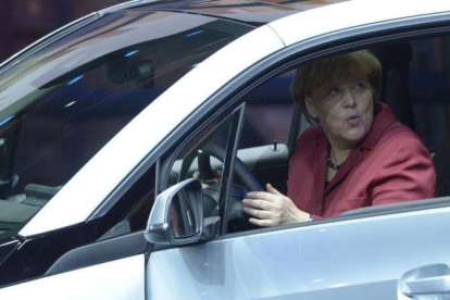 La cancillera Angela Merkel en un coche.-AFP / JOHANNES EISELE