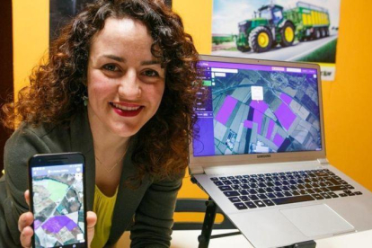 Emilia Vila enseña la aplicación y la página web de Agroptima.-Anna Mas Talens