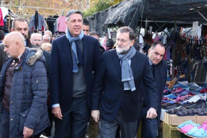 El presidente, Mariano Rajoy, junto a Xavier García Albiol, paseando este miércoles por el barrio badalonés de Llefià.-ROGER PI DE CABANYES (ACN)