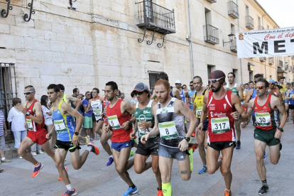 Imagen de la salida de la Media Maratón de El Burgo de Osma en la que el soriano Diego Fernández, de verde y con gafas de sol, fue cuarto.-Diego Mayor