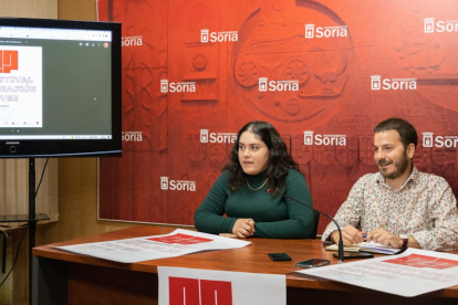Patricia Rueda y Éder García en la presentación del Certamen de Creación Joven de Soria. HDS