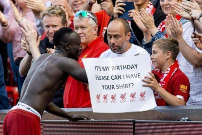 Mane regala su camiseta a un niño en Anfield tras ganar al Newcastle.-
