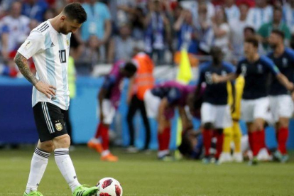 Messi, tras caer eliminado ante Francia en el Mundial de Rusia.-EFE / YURI KOCHETKOV