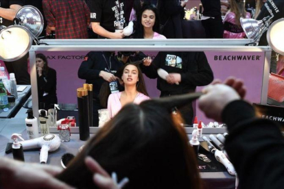 La modelo rusa Irina Shayk, en una sesión de maquillaje y peliquería.-AFP/ LIONEL BONAVENTURE