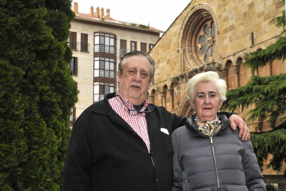 Francisco Javier Arigita y Luisa Soria, junto a la iglesia de Santo Domingo.-VALENTÍN GUISANDE