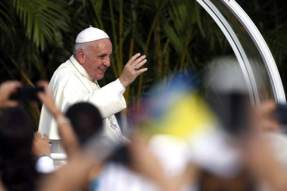 El papa Francisco, a su llegada en el pamóvil a la Plaza de la Revolución de La Habana para oficiar su primera misa en Cuba.-ORLANDO BARRIA / EFE