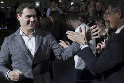 Rivera, el pasado domingo 29 de enero, saluda a los miembros de su nueva ejecutiva tras ser elegido en las primarias de Ciudadanos.-EFE / FERNANDO ALVARADO
