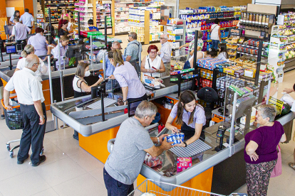 El grupo Lupa abrió ayer su nuevo supermercado en Almazán. MARIO TEJEDOR