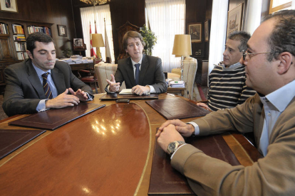 De izquierda a derecha, Ovalle, de Ezentis, el alcalde Martínez Mínguez, Del Amo y Cabrerizo. / ÚRSULA SIERRA-