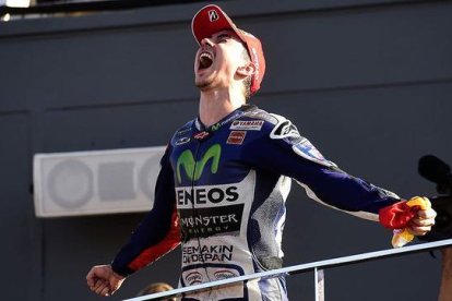 Jorge Lorenzo lanza un grito de liberación tras ganar la carrera de Cheste y el título de MotoGP.-AFP / JAVIER SORIANO