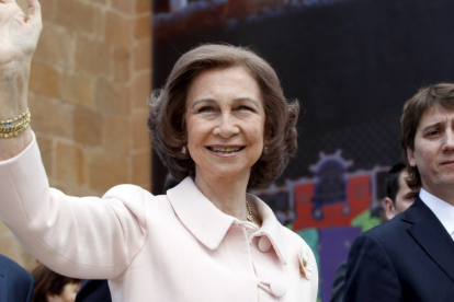 La Reina Sofía saluda junto al alcalde de Soria en la inauguración de Las Edades del Hombre en 2009. HDS