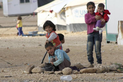 Varios niños sirios refugiados de la guerra juegan en el campo de refugiados de Mafraq, Jordania, el pasado 15 de diciembre.-Foto: EFE/ Archivo