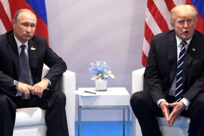Vladimir Putin y Donald Trump, en la reunión del G-20 en Hamburgo.-SAUL LOEB / AFP