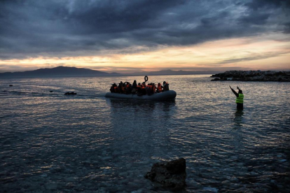Refugiados e inmigrantes llegan a la isla de Lesbos en lanchas neumáticas.-ARIS MESSINIS / AFP