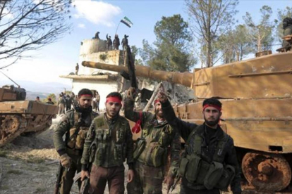 La toma 8Sirios y turcos, el domingo, tras ocupar el cerro Bursayah, que separa el enclave de Afrin.-/ AP