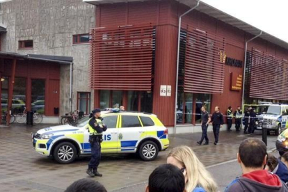 La policía sueca acordona el colegio asaltado, este jueves, en Trollhattan.-EFE / STIG HEDSTROEM