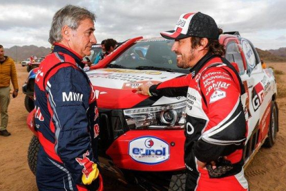 Carlos Sainz (Mini) y Fernando Alonso (Toyota), grandes amigos, conversan tras la etapa de ayer en Arabia Saudí.-DPPI / FREDERIC LE FLOCH