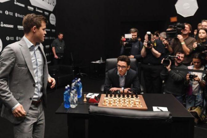 Carlsen, a su llegada a la 11ª partida, con Caruana ya sentado.-EFE / FACUNDO ARROZABALAGA
