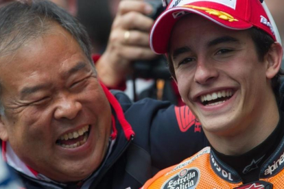 El japonés Shuhei Nakamoto comparte risas con Marc Márquez.-MIRCO LAZZARI