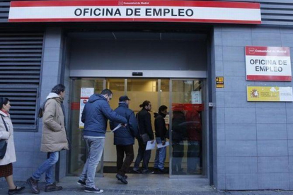 Colas de parados en una oficina de empleo.-AGUSTÍN CATALÁN