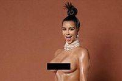 Kim Kardashian se desnuda para la revista neoyorquina 'Paper Magazine'.-Foto: EL PERIÓDICO